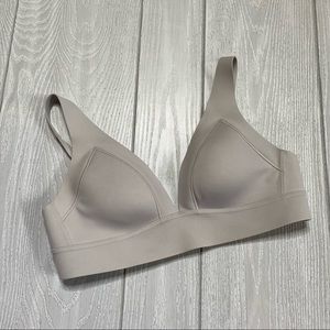 ATHLETA LOW IMPACT A-C LIGHT GRAY ESSENTIAL BRA SIZE SMALL